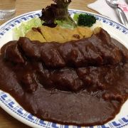 クラシックな雰囲気の洋食屋のカレー