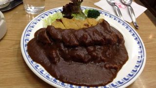 クラシックな雰囲気の洋食屋のカレー