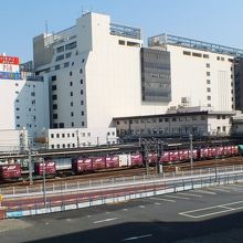 南口デッキから、駅ホームを見る。