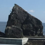 海底火山の噴火で造られた岩です。