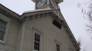 ビルの間に時計台