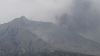 噴煙を上げる様子が展望できる