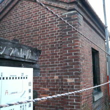 歴史を感じるレンガと木の立て札です。