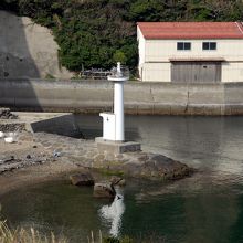 西に長く突き出た由良半島をカットする船越運河
