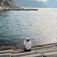 複雑な水流を作る船越運河付近の堤防には釣り人が多い