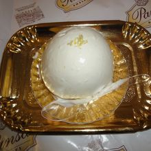 中身はふわふわのスポンジレモンの香りがほんのりおいしいケーキ