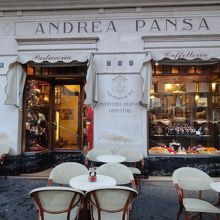 大聖堂広場にあります。