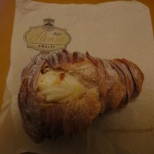 外はパリパリと堅い皮で中身はクリームが入ていてとてもおいしい