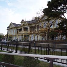 洋風建物が紅葉に映える