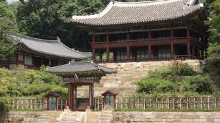 世界遺産・昌徳宮秘苑‘宙合楼’芙蓉池を望む王立図書館