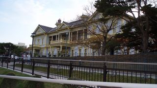 函館港を見下ろす高台に建ち、秋の紅葉に映える。