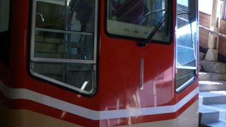 ここからの移動はケーブルカーで。