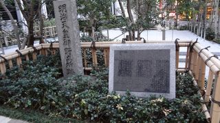 小さな石碑がひっそりとあります。