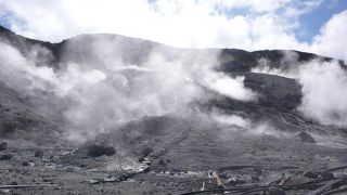 キレイな山々と相反する景色
