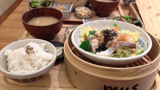 蒸し料理がボリューム満点。明るいカフェで女性のお客さんがいっぱい。