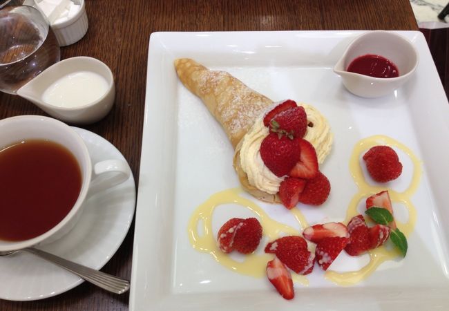 女性客でいっぱい。待ち時間も覚悟のお店。