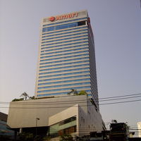 ペチュブリ通りでも高いビルなので、目立ちます