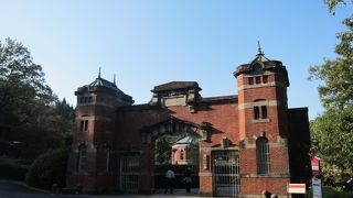 レンガ造りの門