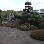 連山を表現した庭園