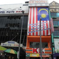 マレーシアの大きい旗が目立つね