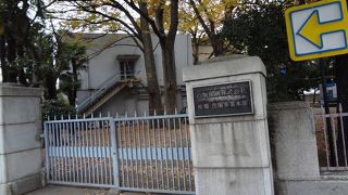 レトロな門が雰囲気があって素敵です。