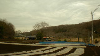 八国山との間には、ねこバスならぬ西武電車（送電線とは交差）が走り抜けますよ～