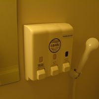 シャンプーなどは、壁にくっついています。