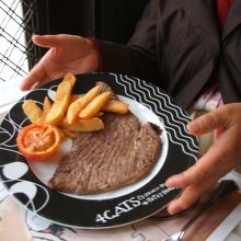 ステーキ　お塩はテーブルのものを自分でいっぱい振りました・・