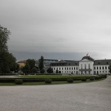 後ろから見た大統領官邸