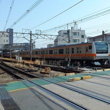 駅前、立正佼成会横の踏切。立正佼成会の敷地は紅葉が綺麗。