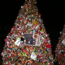 ハート型の鍵が付けられた木です。重そう！！