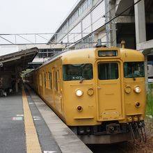 「末期色」と揶揄される黄一色の電車