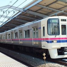 永山駅に停車中の京王区間急行橋本行、1時間に9本電車が来る。