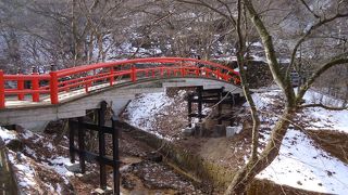 雪の河鹿橋もまた美し