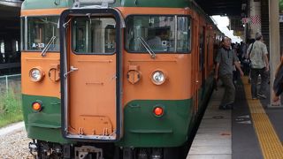 行きかう列車は国鉄仕様