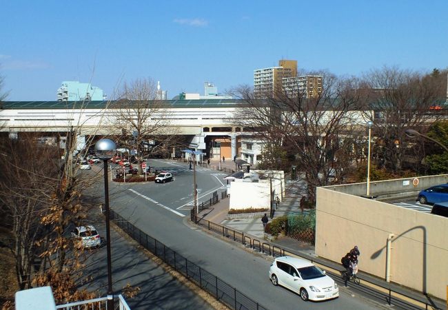 多摩ニュータウンで最も初期に開発された地域であり、緑地や公園も多い。