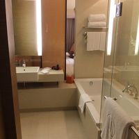 バスルームから部屋を望む