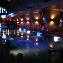 プールの右側の席が特別席？カップル多し。愛を語るならココ！