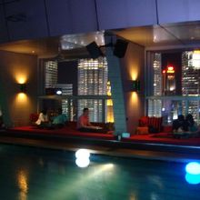 プールの向こうが特別席。　愛を語っているカップルが・・・