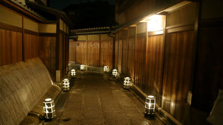 京都の夜をロームの優しい灯りがともす「東山花灯路」