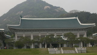 中に入るには事前予約が必要です