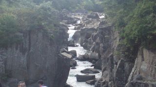 渓谷を渡る出前がおもしろい