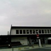 石垣風の駅舎