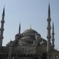 豪華なイズニック・タイルと６本のミナレット（尖塔）をもつ、大変美しいモスク