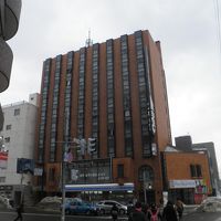 向かい側は郵便局だよ