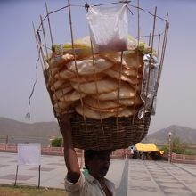 ジャルマハル近くで食べ物を売る人