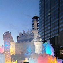 ライトアップされた氷像