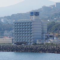 海から見たホテル