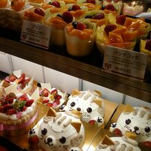 かわいい猫のケーキもあります。