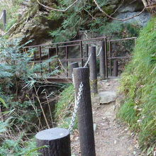 橋がある場所から先へは進めません